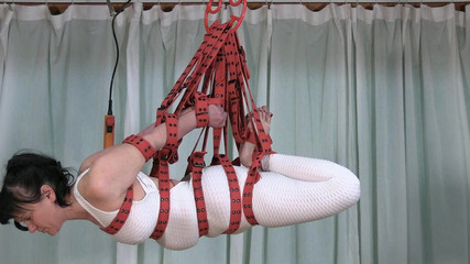 Yvette xtreme: Kemer süspansiyonu için seksi kedi kıyafeti giymiş orta yaşlı seksi...