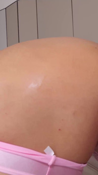 丰满的金发女郎jenna被射在屁股上