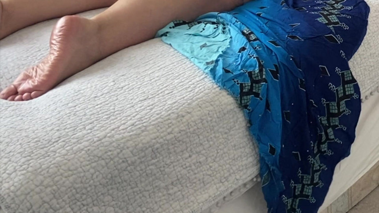 Daddykane: MILF minyak panas menggesel seks tanpa kondom antara kaum