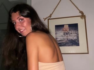 Dis Diger: उत्तेजित लड़की टॉयलेट में नाइट क्लब में सेक्स के लिए राजी हो गई