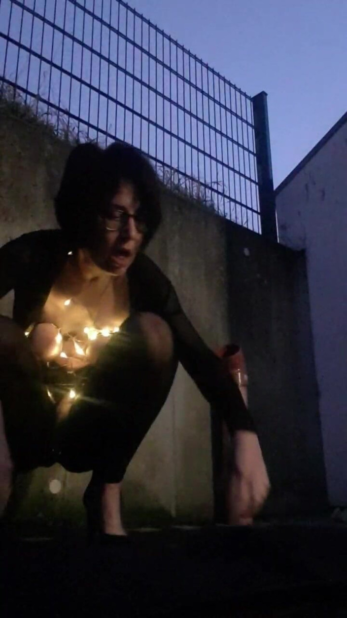 JulieEroticDress: Beleuchtetes Spritzen Draussen