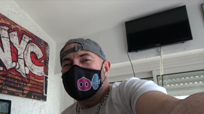 STRAIGHT BOYS CURIOUS FROM PRAHA: يمص قضيبين كبيرين ويتوقف عن المص