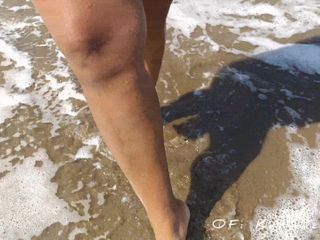 Karmicoxv: Fetish kaki. Istriku pamer kaki jenjangnya di pantai