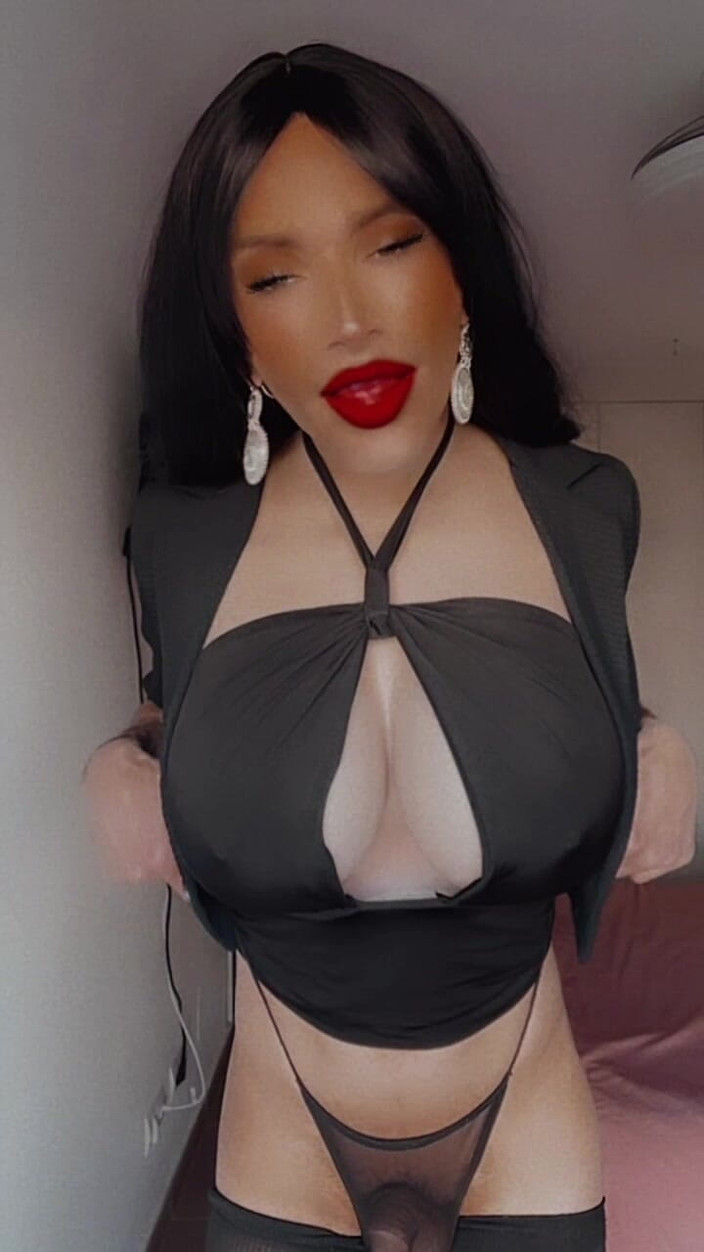 Sissy Slut Brianna: मीठा लुक, खतरनाक इरादे