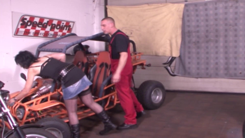 German Amateur Videos: Această curvă germană în ciorapi și-a futut pizda cu degetul