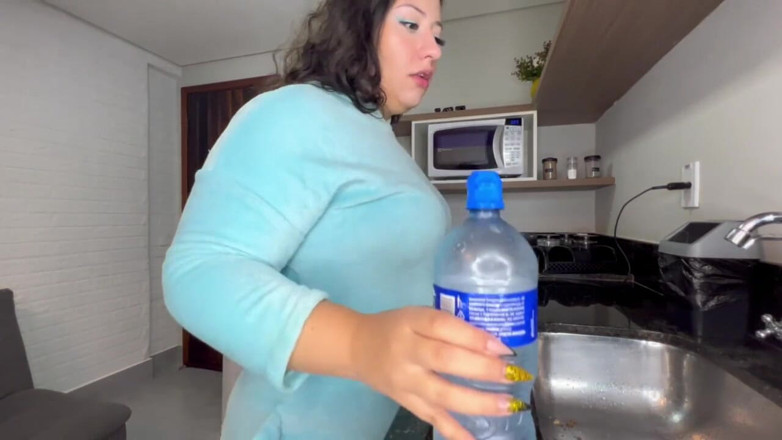 Amateurs videos: La cagna si siede sull'rotolo della negazione