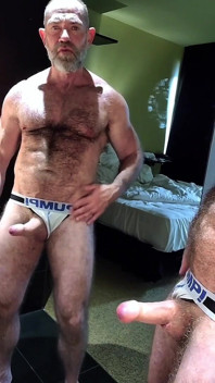 Peludo hombre espejo idiota