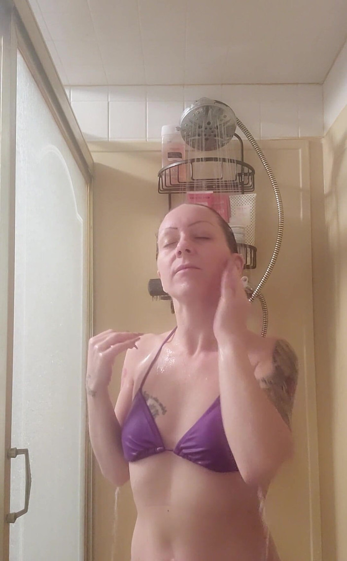 Raven Willow: 我所有的头发爱好者都看着我在淋浴时洗干净