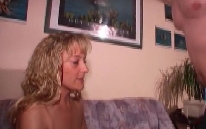 Deutsche Camgirls: Alemana milf destrozada en su casa comiendo leche