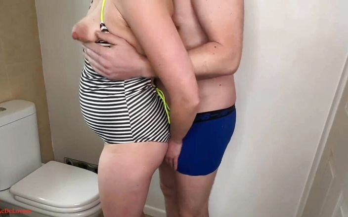 AcDcLovers: Sik beni lütfen! Havuz tuvaletinde ateşli orta yaşlı seksi kadınla...
