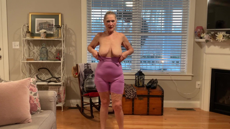 Danielle Dubonnet: Nude GILF Modelo Dani D Madura Experimentar (body roxo apertado, bodysuit...