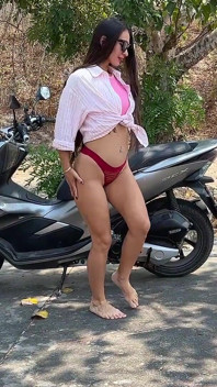 Pancutan air kencing besar di tapak kaki saya - berkelip awam motosikal