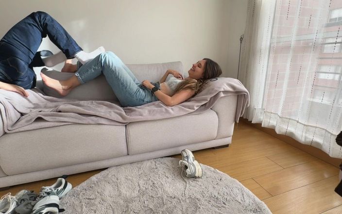 scarlettandc: Two Lesbians Have a Strong Smelly Feet Female Wrestling Match