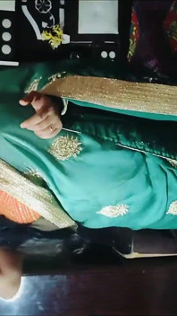 Bhabhi berkongkek dalam saree hijau di bulan Saavan