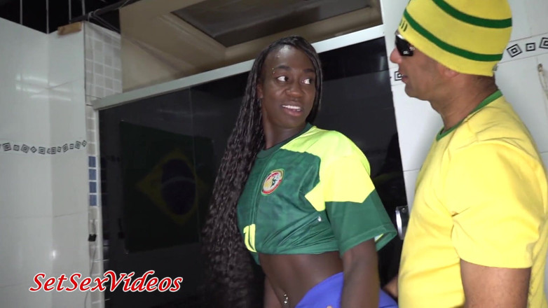 SetSexVideos: Fernanda Chocolatte met Senegal-shirt wordt geneukt door Braziliaanse, op het...