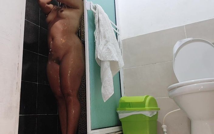 1lindapareja: Genç çıplak kadın duşta kaydedildi