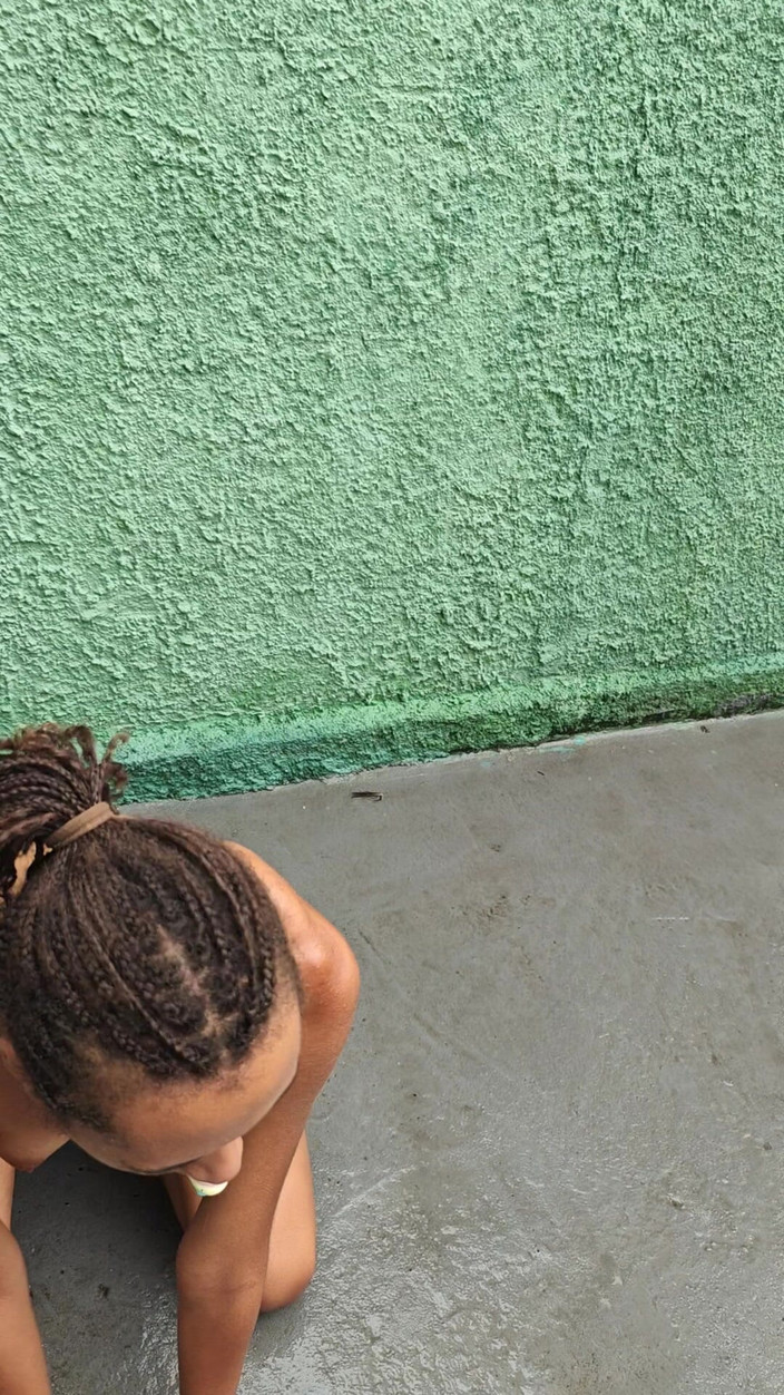 Lily Slav: दब्बू पालतू जानवर टहलने के लिए लिया गया और यार्ड में नाश्ते में खिलाया गया