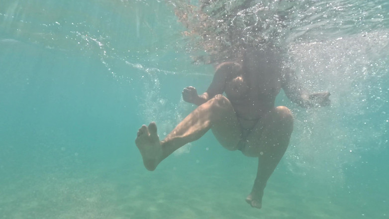 Emma Voyeur: Bermain pepek bawah air dengan palam