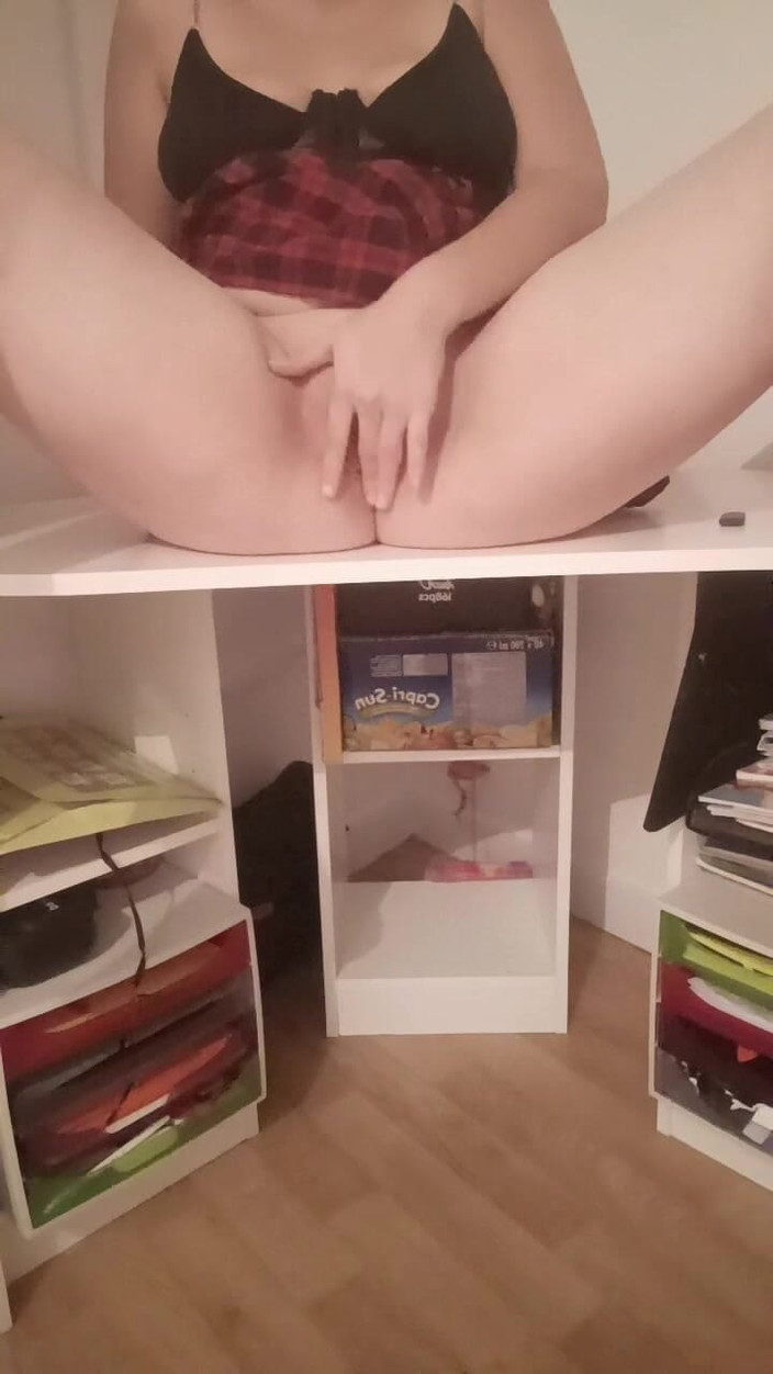 Rose Fleurs: Saya meraba diri saya sendiri dengan dildo 25 cm di vagina...