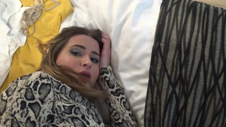 Amateur Homemade Porn: Seks rahsia dengan adik tiri Arab yang comel dan miang...
