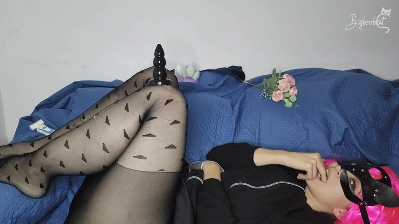 BigBoobCat: Дивись, як я дражню свої великі цицьки, одягаючи свою маленьку маску