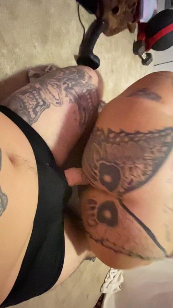 MzKiTTy91: Pawg studente hard geneukt op zijn hondjes door een enorme...