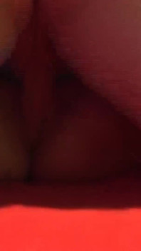 Dvě blonďaté MILFky dostanou gangbang