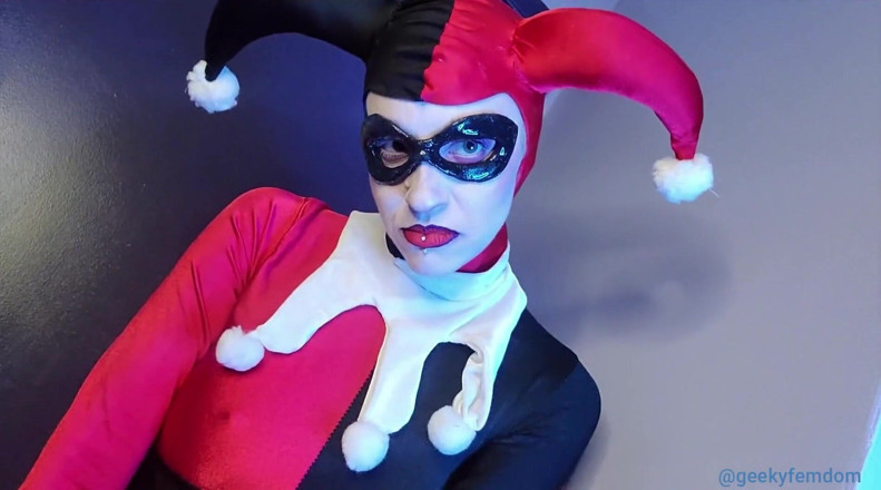 Geeky Femdom: Harley Nightwing'e yardım ediyor