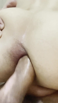 Ich ficke diesen jungen typ mit einer riesigen muschi, bis ich ihm milch gebe
