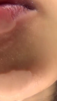 La sensual lengua de serpiente de Ena: una experiencia virtual de beso
