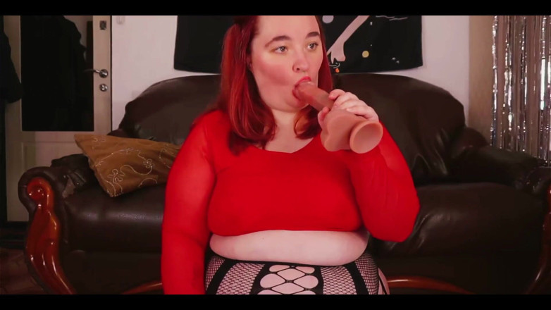 AssGives: Товста дівчина смачно смокче член і демонструє своє тіло