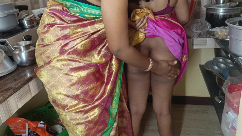 Pushpa studio: Percintaan panas lesbian