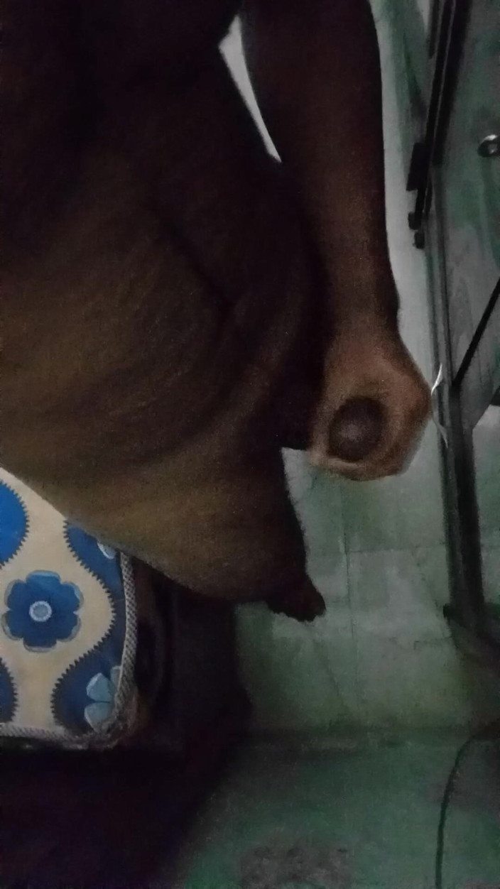 Raaz26d: Desi Muskularny chłopiec naoliwiony jego kutas i masturbuje się przed...