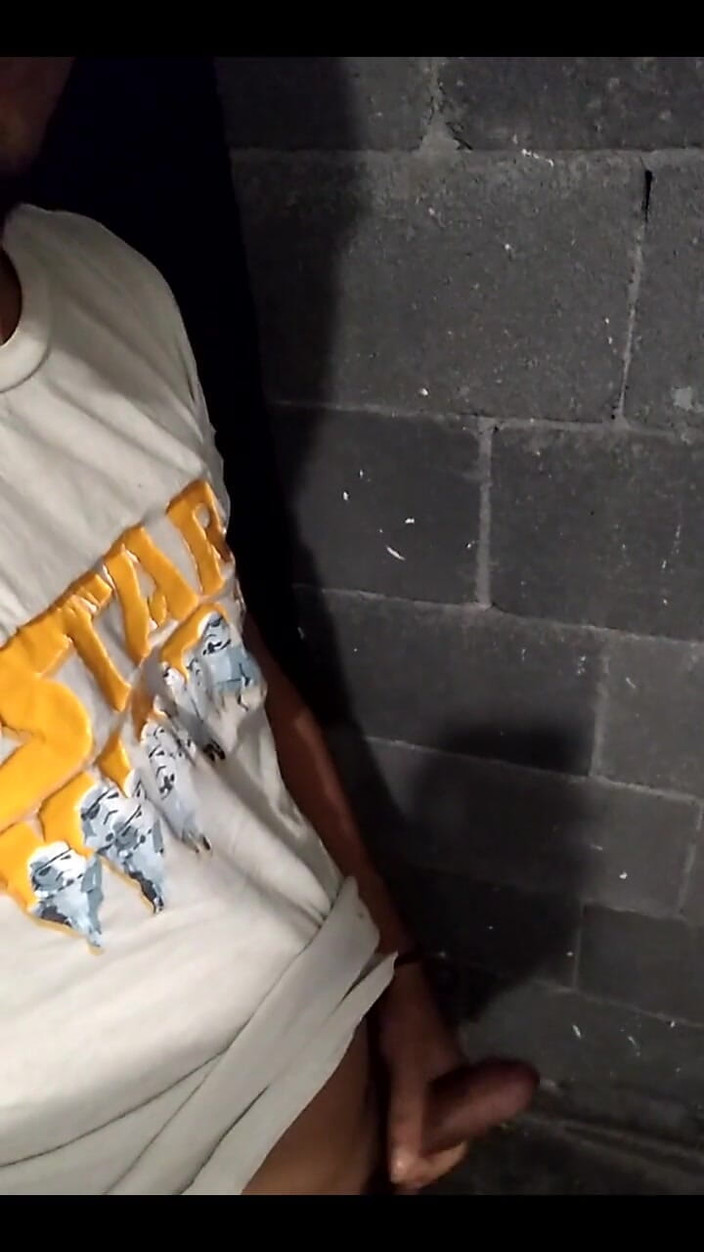 AlexAlejandro13: Cowok seksi ini ngeliat aku di kamar mandi sama kontol...