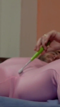 John ballgagged dengan kostum pink digelitik 2 versi 1 versi, kontol, puting, ketiak