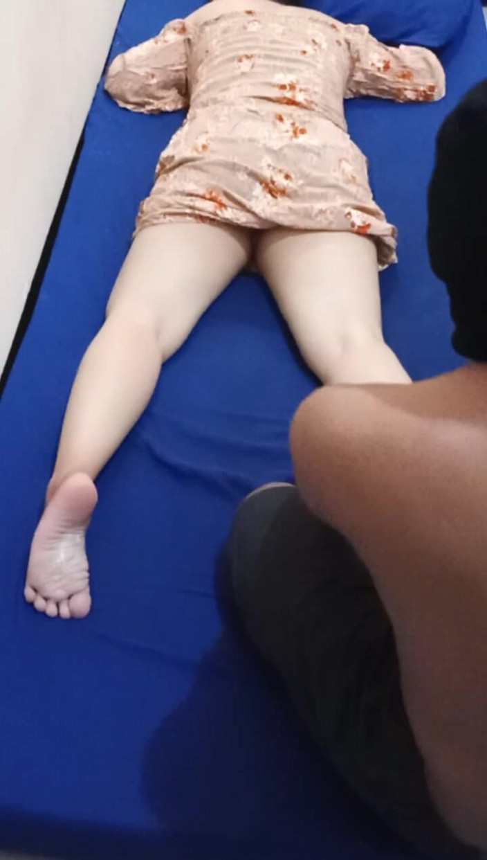 Angelina Pop: मालिश करते समय पड़ोसी की लड़की को चोदना