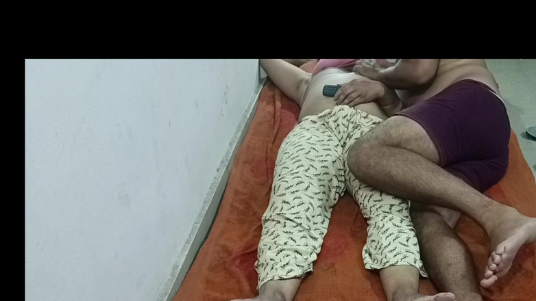 MHM: Une bhabhi punjabi en train de regarder la télévision se...