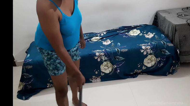 amruta123: Дезі-покоївка робить дрочку руками, мінет і отримує камшот від власника будинку, поки нікого немає вдома!