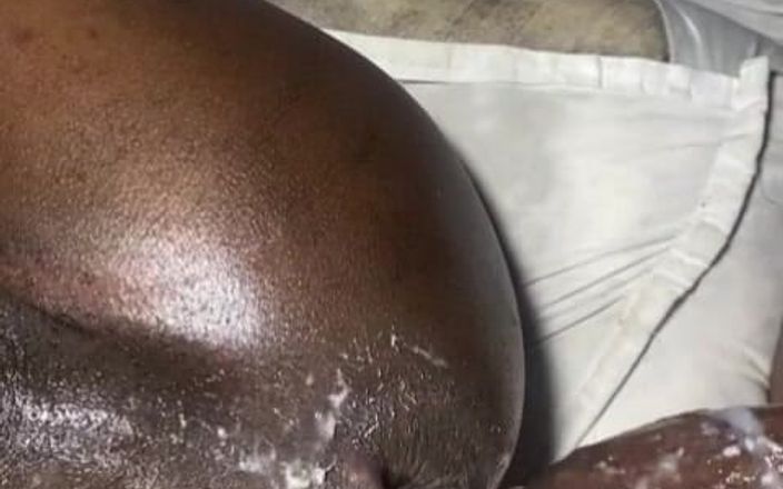 Youngcaptin: Une grosse bite détruit une mélanine noire qui parle
