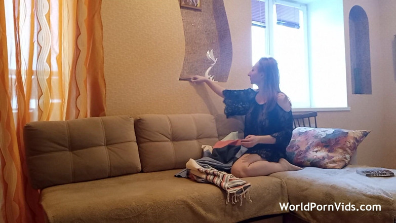 Selected worldwide porn: Руда леді читає романтику і отримує збудження хвилинами.