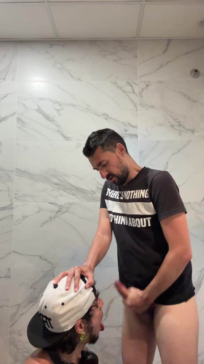 LEO BULGARI: Distrutta nel bagno commerciale da un cazzo enorme!