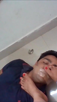 Sub picioarele împuțit ale soției!