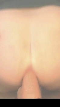 Divertimento con dildo con il culo rotondo 1