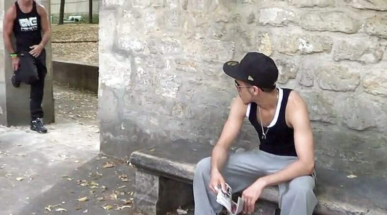 Sneaker gay: Kembar Arab lurus diserah kepada penyelidik lelaki berotot