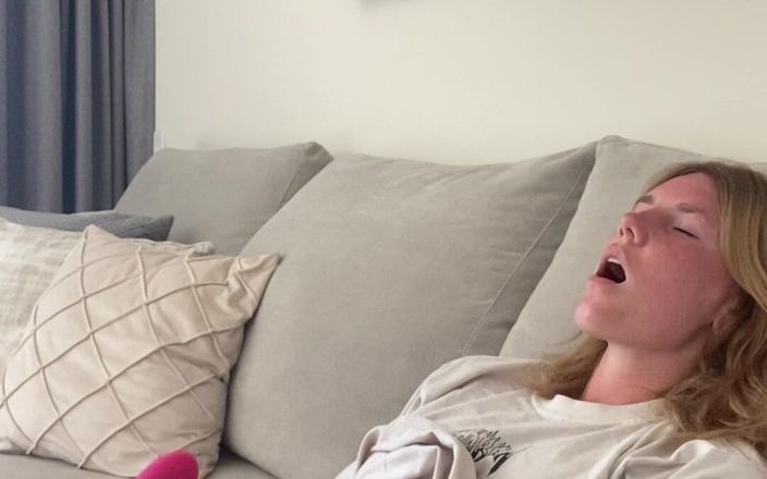 Lovemorgane: Schönes teen masturbiert mit einem dildo, bis ihr ganzer körper...