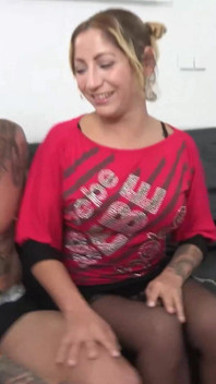 Trío de rubia con tetas naturales se folla a un chico tatuado con una transexual voyeurista con una polla y grandes tetas