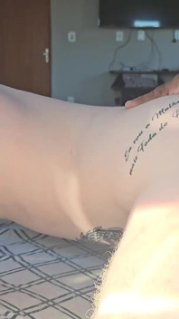 Junges mädchen bittet um gelutscht zu werden, sitzt auf holz, kommt zweimal und nimmt dann cumshot von mann