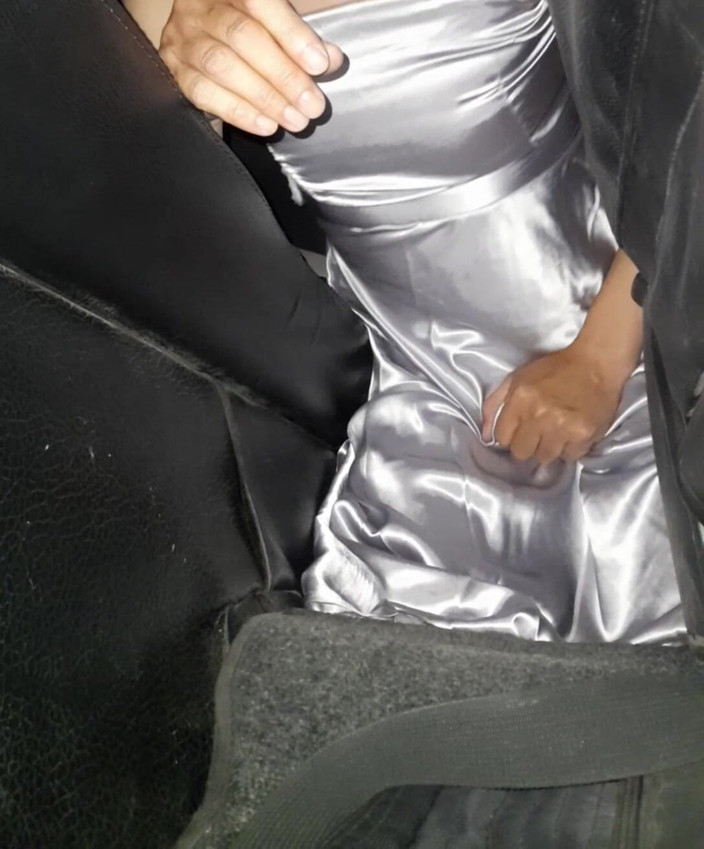 Naomisinka: 차에서 은색 새틴 롱 드레스를 입고 자위