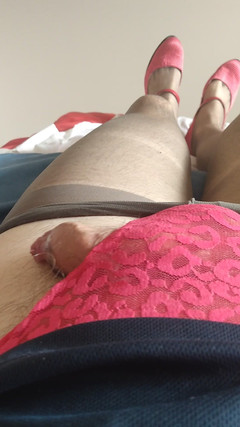 Cindy Belfast: Splendida Sissygasm in collant e tacchi rosa