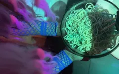 Кормят лапшой в туалете